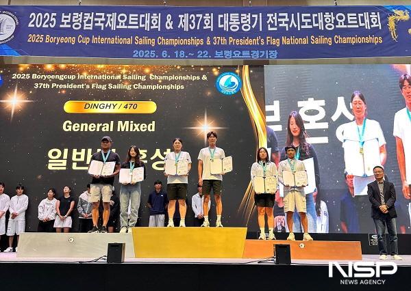 NSP통신-혼성 2인승 470급에서 금메달을 차지한 김창주·이경진 선수(단상 위 왼쪽에서 세 번째가 이경진 선수, 네 번째가 김창주 선수) (사진 = 여수시)