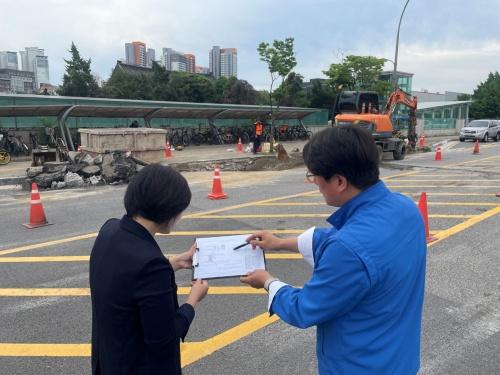 NSP통신-신현녀 경기 용인시의원이 24일 GTX-A 구성역 4번 출구 앞 횡단보도 설치공사 현장을 방문해 공사 진행 상황을 점검하고 있다. (사진 = 신현녀 의원실)