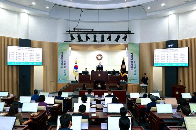 NSP통신-23일 화성시의회 제242회 1차 정례회 제3차 본회의가 진행되고 있다. (사진 = 화성시의회)