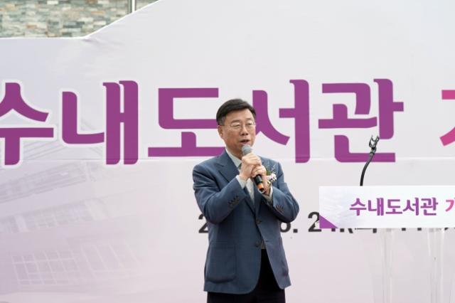 NSP통신-수내도서관 개관식에서 기념사를 전하는 신상진 성남시장. (사진 = 성남시)