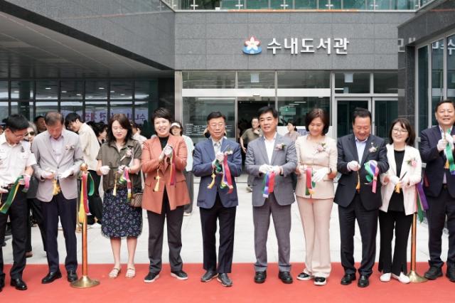 NSP통신-신상진 성남시장이 수내도서관 개관식에서 내빈들과 함께 테이프 커팅식을 하고 있다. (사진 = 성남시)