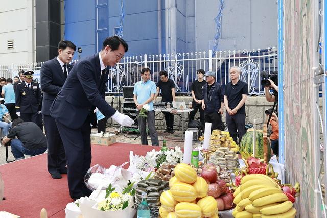 NSP통신-24일 정명근 화성시장이 화성 아리셀 공장화재 사고 1주기 현장 추모 위령제에 참석해 헌화하고 있다. (사진 = 화성시)