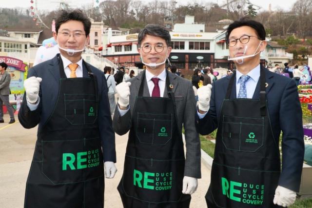 NSP통신-이상일 용인특례시장(왼쪽)이 김완섭 환경부장관(가운데)과 정해린 삼성물산 리조트 부문 대표와 함께 3월 25일 에버랜드에서 실시한 다회용기 사용 확대 캠페인 참여 모습. (사진 = 용인특례시)