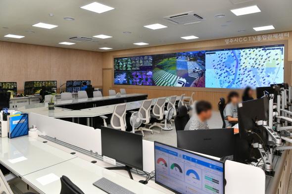 NSP통신-통합관제센터에는 24명의 관제요원이 4조 3교대로 근무하며 방범용 CCTV 2500여 대를 24시간 실시간으로 모니터링한다. (사진 = 영주시)