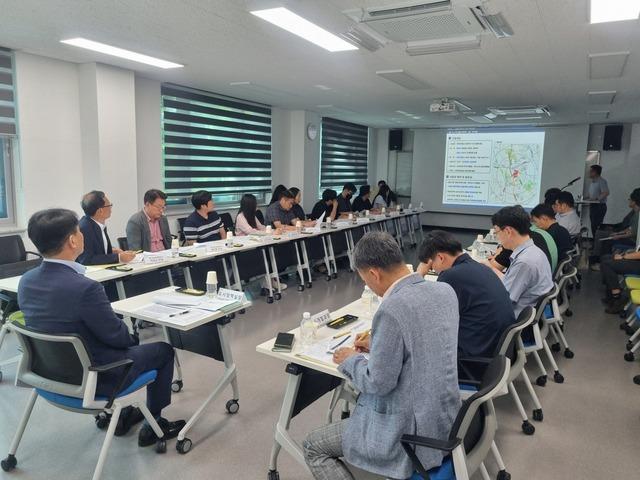 NSP통신-23일 화성시와 한국농어촌공사 관계자들이 효행지구 개발 추진 현황과 분야별 전략 방향을 논의하는 모습. (사진 = 화성시)