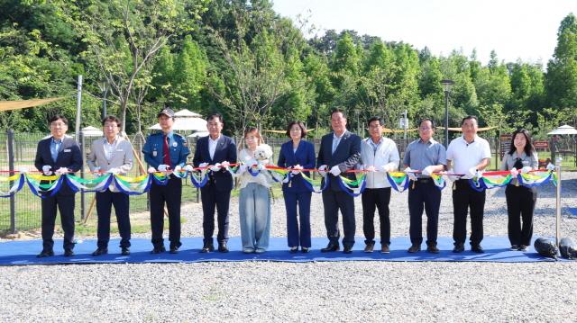 NSP통신-23일 안성맞춤랜드 내에 조성된 반려견 놀이터 같이파크 개장식 기념촬영 모습. (사진 = 안성시)