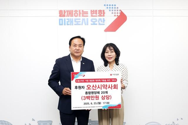 NSP통신-23일 이권재 오산시장(왼쪽)과 문정인 오산시약사회 회장이 영양제 기탁 후 기념촬영을 하는 모습. (사진 = 오산시)