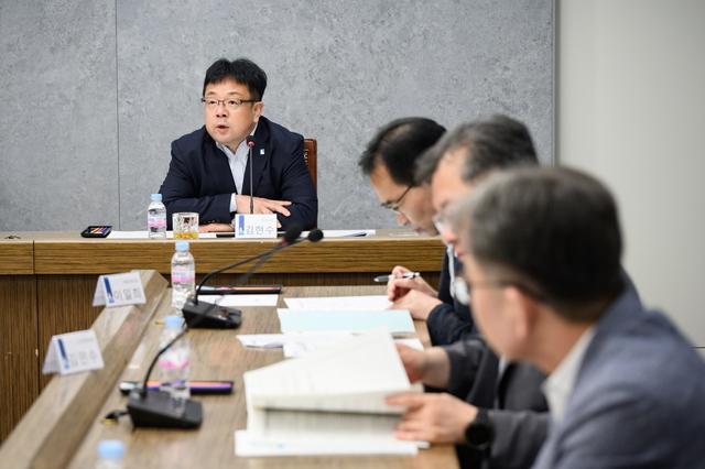 NSP통신-23일 김현수 수원시 제1부시장(가운데)이 회의에서 발언을 하는 모습. (사진 = 수원시)