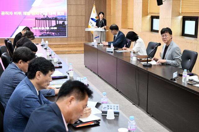 NSP통신-23일 공직자 관련 비위 의혹이 제기된 것과 관련해 이민근 시장 주재로 감사관 및 간부공무원이 참석한 가운데 재발 방지 대책 마련을 위한 회의가 진행되고 있다. (사진 = 안산시)
