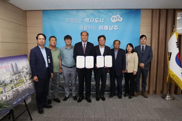 NSP통신-상주시는 오는 7월 1일부터 시행 예정인 시내버스 전면 무료승차 사업의 성공적인 추진을 위해 24일 상주여객자동차와 업무협약을 체결했다. (사진 = 상주시)