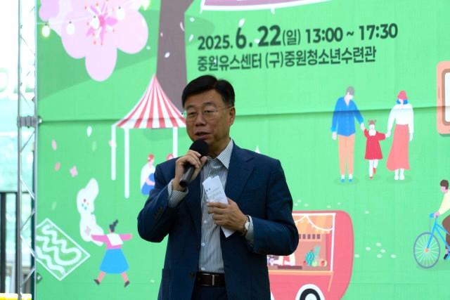 NSP통신-22일 중원유스센터에서 열린 체험형 게임문화 축제 2025 게임팸크닉(Game Family Picnic) 행사에서 신상진 시장이 환영 인사말을 하고 있다. (사진 = 성남산업진흥원)