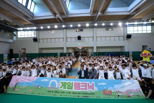 NSP통신-2025 게임팸크닉(Game Family Picnic) 행사에서 신상진 시장이 참여 가족들과 기념촬영을 하고 있다. (사진 = 성남산업진흥원)