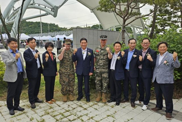 NSP통신-24일 연천군 백학광장에서 열린 군마 레클리스 기념행사에 참석한 방성환 농정해양위원회 위원장과 윤종영 부위원장, 김규창 부의장 등 관계자들이 기념촬영 하는 모습. (사진 = 경기도의회)