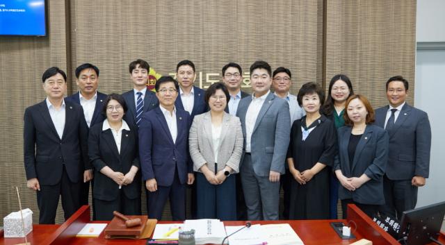 NSP통신-제11대 경기도의회 후반기 경기도의회 교육행정위원회 위원들 모습. (사진 = 경기도의회)