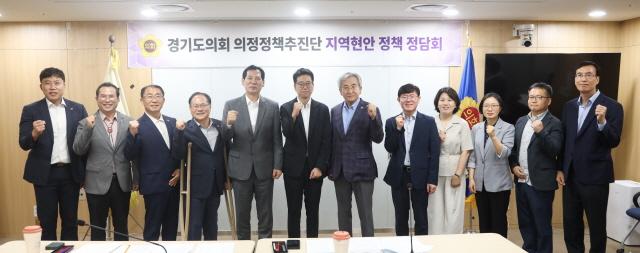 NSP통신-24일 경기도의회 의정정책추진단이 기획조정실, 자치행정국, 문화체육관광국, 소방재난본부, 인재개발원과의 지역현안 정책 정담회 후 함께 기념촬영을 하고 있다. (사진 = 경기도의회)