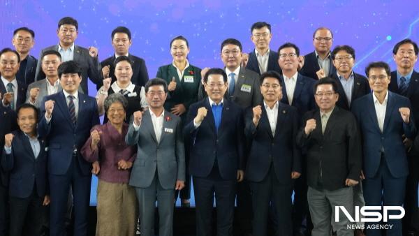 NSP통신-김영록 전라남도지사가 24일 광양시 성황스포츠센터에서 열린 광양시 정책비전 투어 행사에 참석해 주요 내빈들과 기념촬영을 하고 있다. (사진 = 전남도)