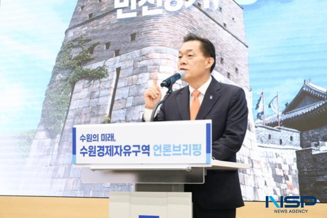 NSP통신-이재준 수원시장이 25일 시청에서 민선 8기 3주년 기자회견을 열고 수원 경제자유구역에 대해 설명하고 있다. (사진 = 조현철 기자)