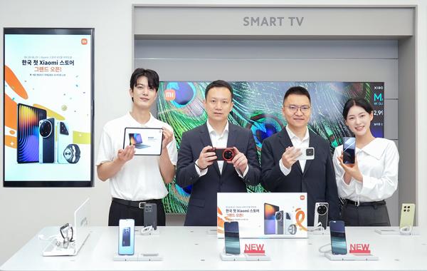 NSP통신-샤오미코리아가 Xiaomi 스토어 서울 IFC몰 여의도점 공식 오픈 기념 행사를 개최했다. 스토어에서 조니 우(Jony Wu) 샤오미코리아 사장과 앤드류 리(Andrew Li) 샤오미 국제사업부 동아시아 지역 총괄이 샤오미 15 울트라와 샤오미 15를 직접 시연했다. (사진 = 샤오미)