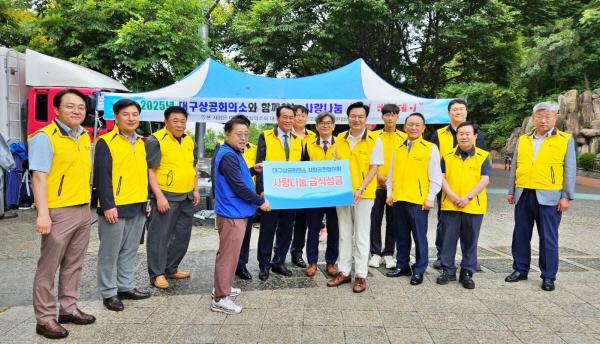 NSP통신-대구상공회의소는 지난 24일 두류공원 대구문화예술회관 광장에서 지역 금융기관장들과 함께 무료급식 봉사활동을 실시했다. (사진 = 대구상공회의소)