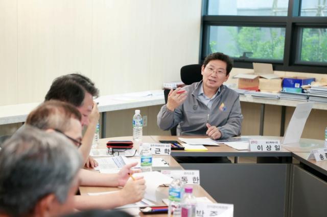 NSP통신-이상일 용인특례시장이 24일 처인구 고림동 힐스테이트 용인 둔전역 아파트를 방문해 공동주택 민생현장 소통버스킹의 첫문을 열고 입주민들과 소통하고 있다. (사진 = 용인특례시)