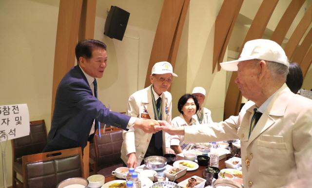 NSP통신-안양시는 6.25전쟁 75주년을 맞아 참전용사와 순국선열의 숭고한 희생정신을 기리는 특별한 행사를 마련했다. 사진은 최대호 시장이 참전용사와 악수하며 인사를 나누고 있는 모습. (사진 = 안양시)