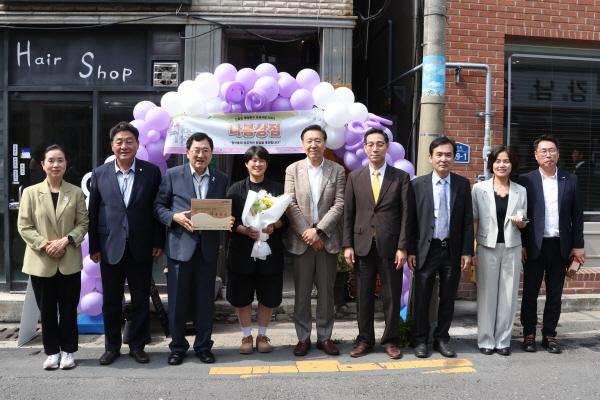 NSP통신-경주시는 25일 경주시 청년센터와 황오동 일원에서 청년 신골든 창업특구 조성사업 창업팀 개소식 및 팝업스퀘어 행사를 열고 새롭게 개소한 청년 창업팀 6곳의 본격적인 출발을 알렸다. (사진 = 경주시)