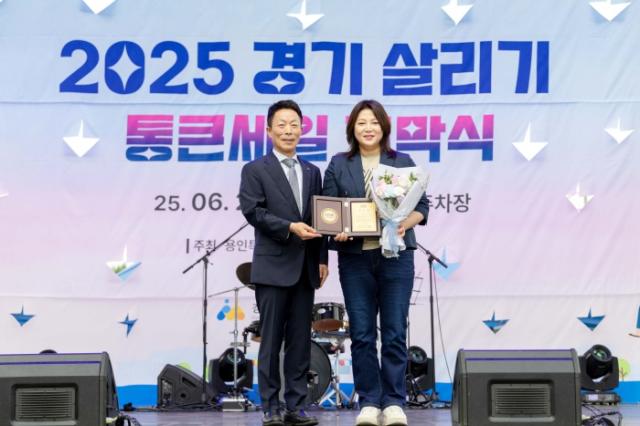 NSP통신-기흥구 소상공인연합회로부터 공로패를 수상한 박희정 용인시의원이 연합회 회장과 기념촬영을 하고 있다. (사진 = 박희정 의원실)