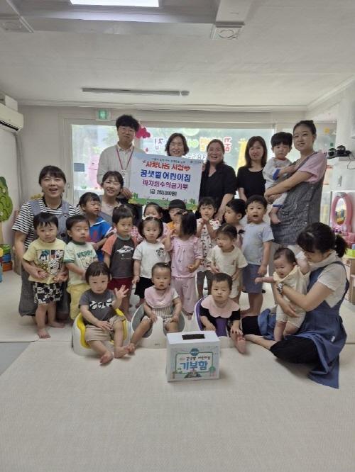 NSP통신-의왕시 청계동에 위치한 꿈샛별어린이집에서 이웃돕기 성금 26만3000원을 청계동 주민센터에 기탁했다. 사진은 기탁 기념촬영 모습. (사진 = 의왕시)