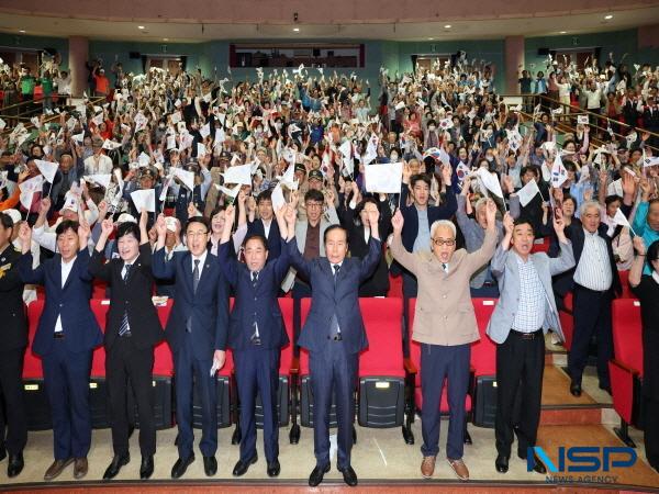 NSP통신-의성군은 25일 의성문화회관에서 제75주년 6·25전쟁 기념식을 참전유공자 및 보훈가족 등 700여 명이 참석한 가운데 거행했다. (사진 = 의성군)