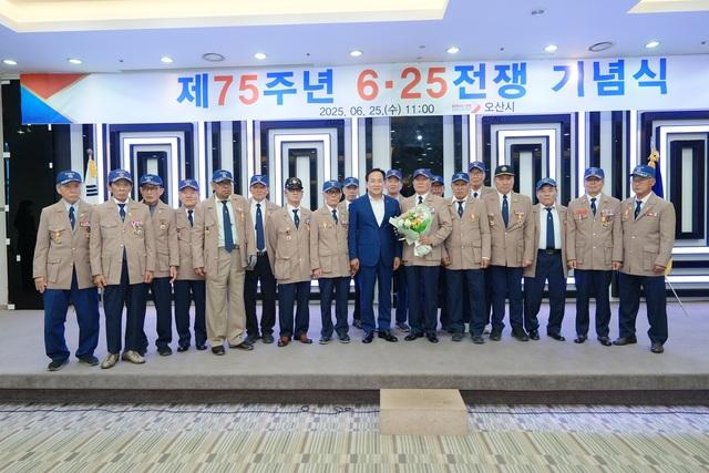 NSP통신-25일 이권재 오산시장(가운데)과 참전용사들이 6.25 전쟁 기념식에서 사진촬영을 하고 있다. (사진 = 오산시)