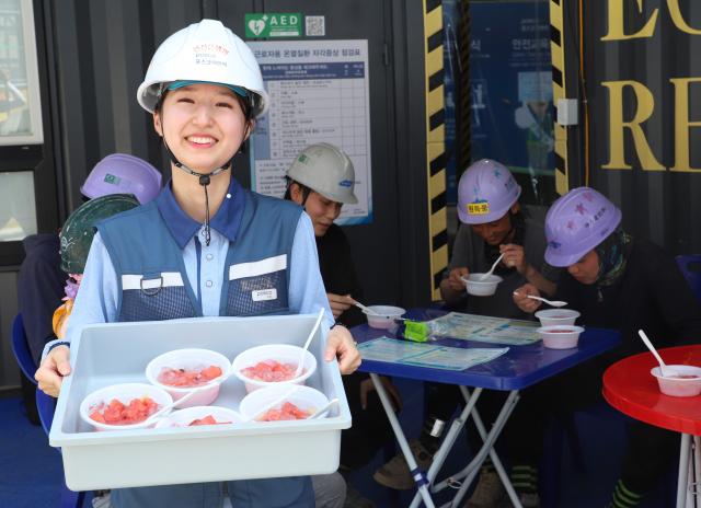 NSP통신-포스코이앤씨가 현장 근로자들을 위해 시원한 수박 화채를 제공하고 있다. (사진 = 포스코이앤씨)