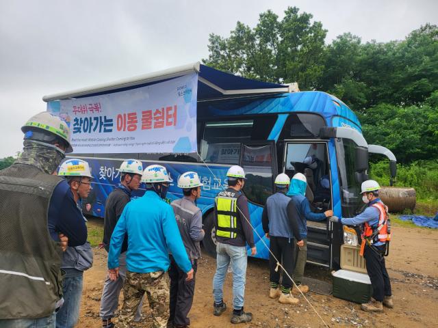 NSP통신-찾아가는 이동 쿨쉼터에서 더위를 피하며 휴식을 취하는 동안 안전영상도 함께 시청하고 있다. (사진 = 포스코이앤씨)