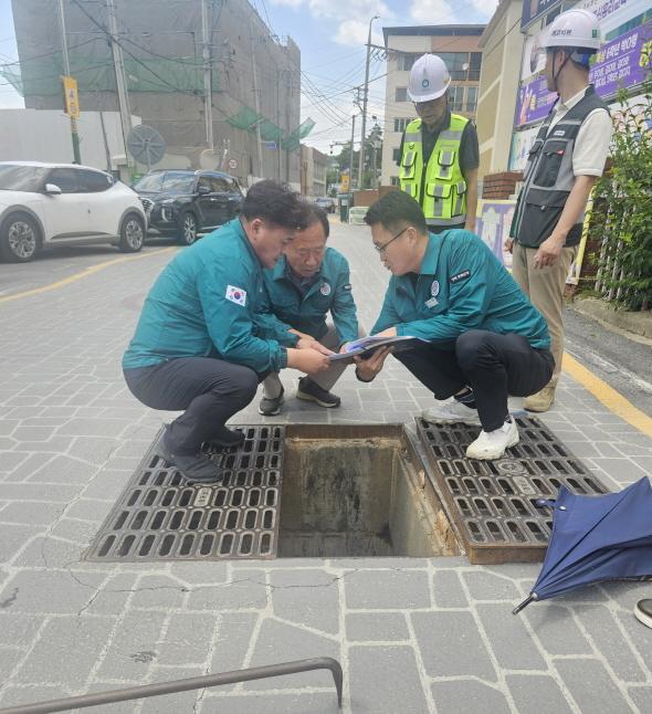NSP통신-봉화군은 관계 공무원들과 함께 도심 내 침수 우려지역을 방문해 집중호우 대비태세를 점검했다. (사진 = 봉화군)