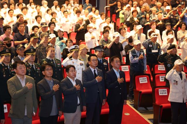 NSP통신-6.25 전쟁 제75주년 기념식에서 국민의례하는 모습. (사진 = 평택시의회)