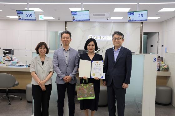 NSP통신-용인서부경찰서가 보이스피싱 피해 현장에서 검거하는 데 결정적인 역할을 한 NH농협은행 수지동천금융센터 소속 은행원 A씨에게 감사장과 신고 포상금을 전달했다. (사진 = 용인서부경찰서)