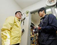 [NSP PHOTO]진교훈 강서구청장, 취약계층가정 직접 찾아…전기설비 등 점검