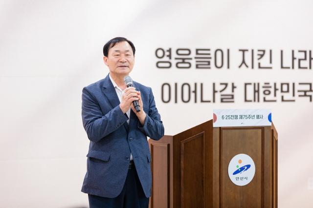 NSP통신-안산시의회 의원들이 25일 안산시 보훈회관에서 열린 6·25전쟁 제75주년 행사에 참석했다. 사진은 이날 행사에서 기념사를 하고 있는 박태순 의장의 모습. (사진 = 안산시의회)
