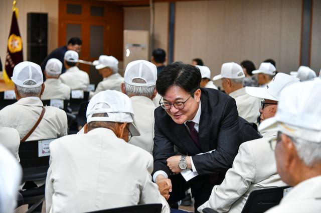 NSP통신-김병수 김포시장이 6.25전쟁 제75주년 행사에서 참전유공자 어르신들에게 인사를 드리며 예우를 다하고 있는 모습. (사진 = 김포시)