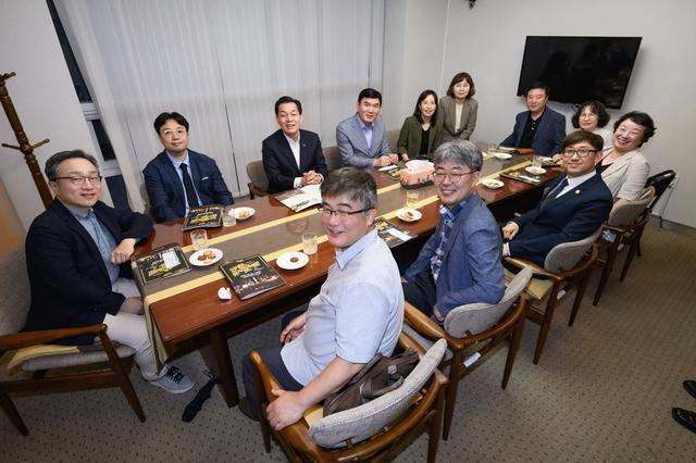 NSP통신-25일 이재준 수원시장(뒷줄 왼쪽 두번째 흰색셔츠)과 간담회 참석자들이 기념촬영을 하는 모습. (사진 = 수원시)