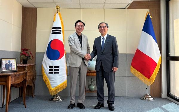 NSP통신-윤병태 나주시장(사진 왼쪽)이 문승현 주프랑스 대한민국대사와 만나 악수하고 있다. (사진 = 나주시)