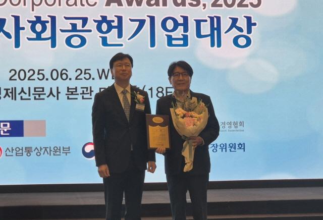 NSP통신-안산환경재단 ESG탄소중립교육원이 25일 서울 중구 한국프레스센터에서 열린 2025 사회공헌기업대상에서 ESG 부문 대상에 선정됐다. 사진은 임동균 ESG탄소중립교육원장(오른쪽)이 수상자로 참석해 대상 기념 사진촬영을 하고 있는 모습. (사진 = 안산환경재단)