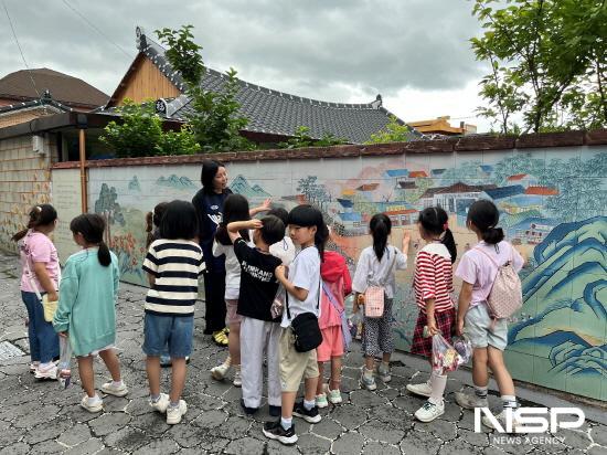 NSP통신-최난영 상주작가 안내와 해설 (사진 = 광양시청)