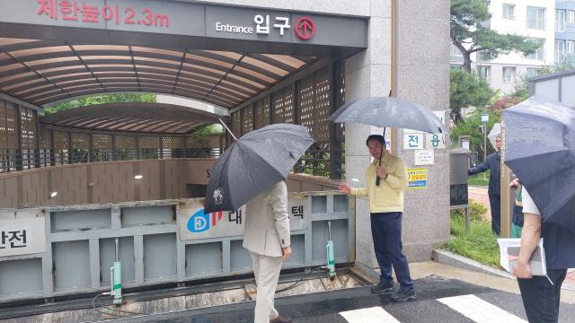 NSP통신-최대호 시장이 25일 오후 5시 동안구 비산동의 한 공동주택을 방문해 차수판을 살펴보고 있다. (사진 = 안양시)