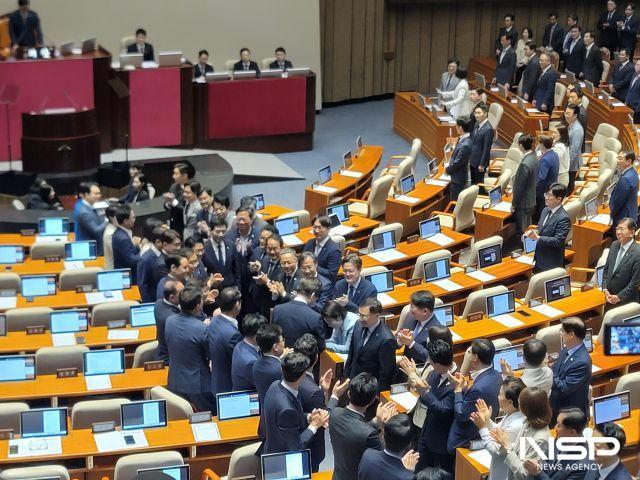 NSP통신-26일 국회 본회의장에 입장하는 이재명 대통령을 더불어민주당 국회의원들이 환영하기 위해 줄 서있다. (사진 = 강수인 기자)