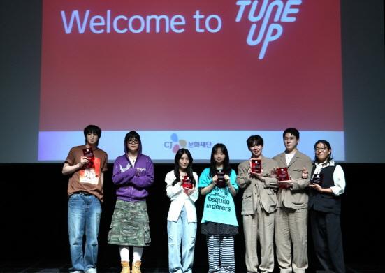 NSP통신-CJ아지트에서 진행된 튠업 26기 뮤지션 OT에 참여한 창작자들이 기념사진을 촬영하고 있다. (사진 = CJ문화재단)