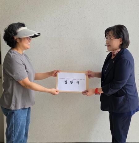 NSP통신-서희경 성남시의원이 분당 무지개마을 주민 672명의 서명을 담은 무지개마을-오리역 보도교 신설에 관한 주민청원서를 접수하고 있다. (사진 = 서희경 의원실)