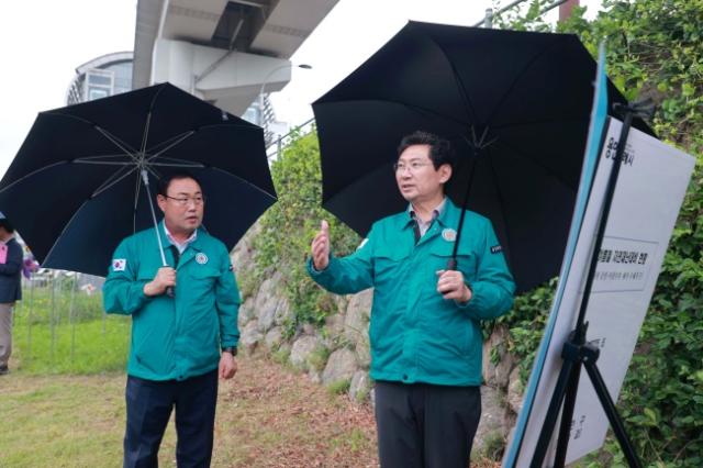 NSP통신-25일 금학천에서 이상일 시장이 준설사업 현장을 시찰하고 있다. (사진 = 용인특례시)
