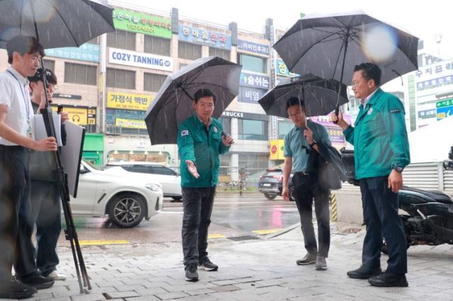 NSP통신-25일 수지구청역 신분당선 인근에서 이상일 시장이 보도를 점검하고 있다. (사진 = 용인특례시)