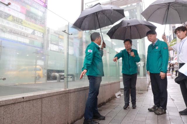NSP통신-25일 수지구청역 신분당선 인근에서 이상일 시장이 보도를 점검하고 있다. (사진 = 용인특례시)