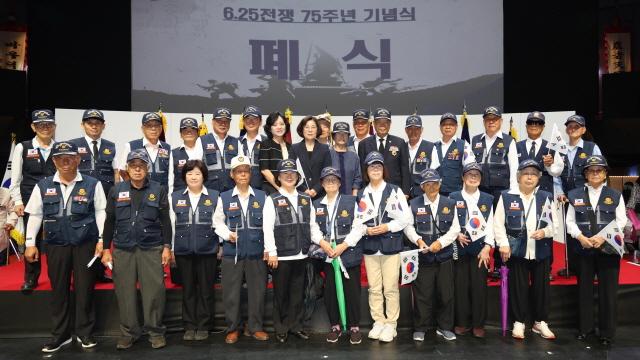 NSP통신-25일 오전 10시 안성맞춤랜드 남사당공연장에서 6.25전쟁 75주년 기념식이 진행되고 있다. (사진 = 안성시)
